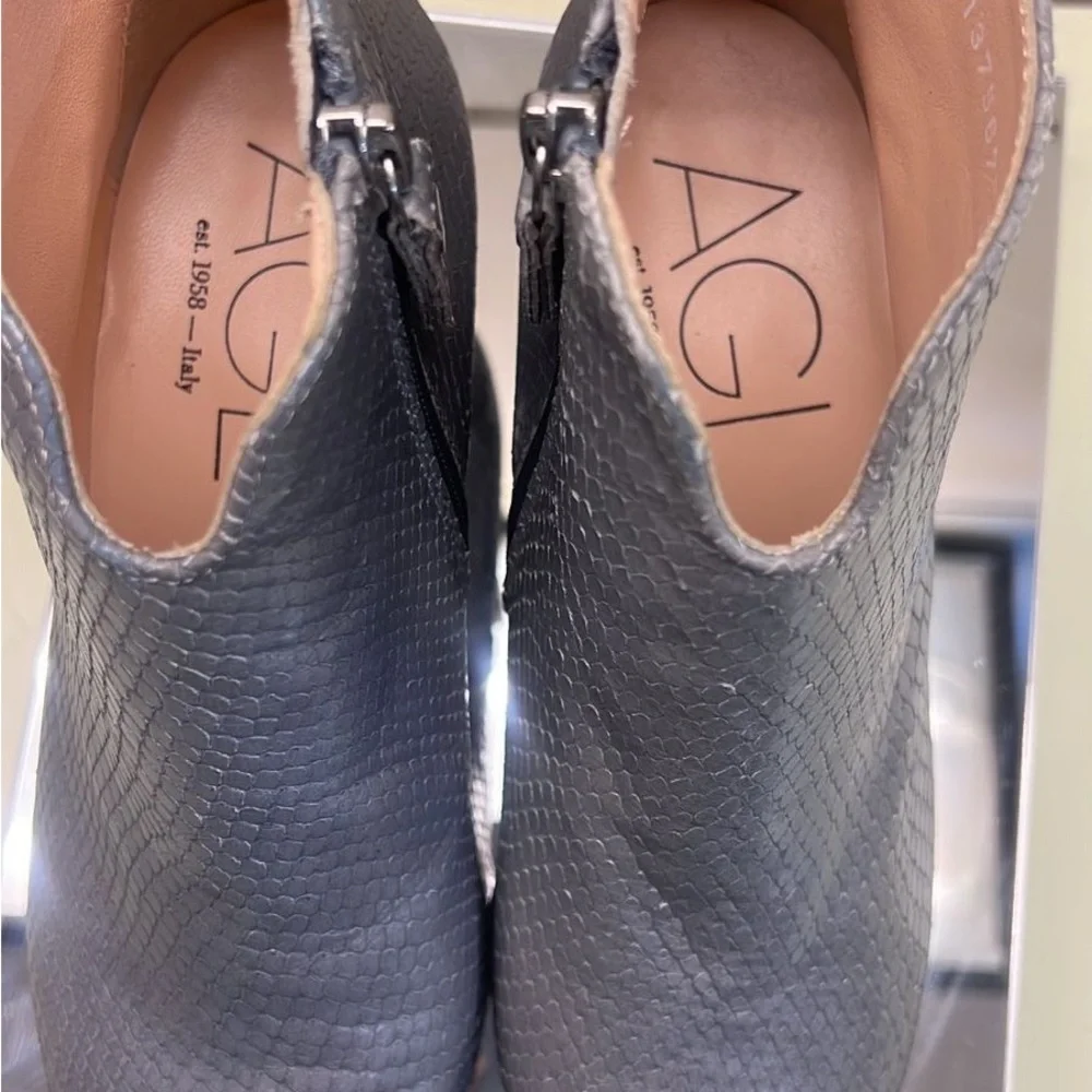 Agl MADE IN ITALY LEATHER Gray Textured Ankle Boots with V-Shaped Opening - Picture 7 of 10